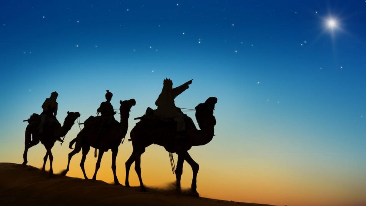 La figura de los Reyes Magos y la Estrella de Belén en el pesebre