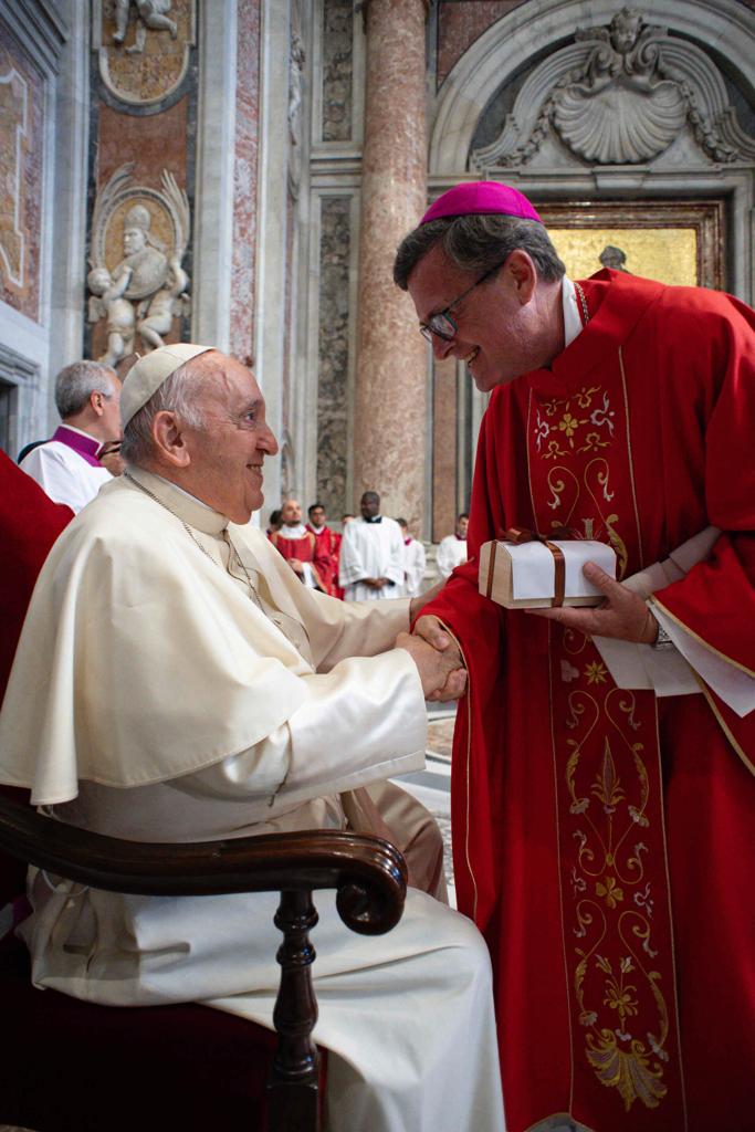 Mons. Jorge García Cuerva recibe el palio arzobispal
