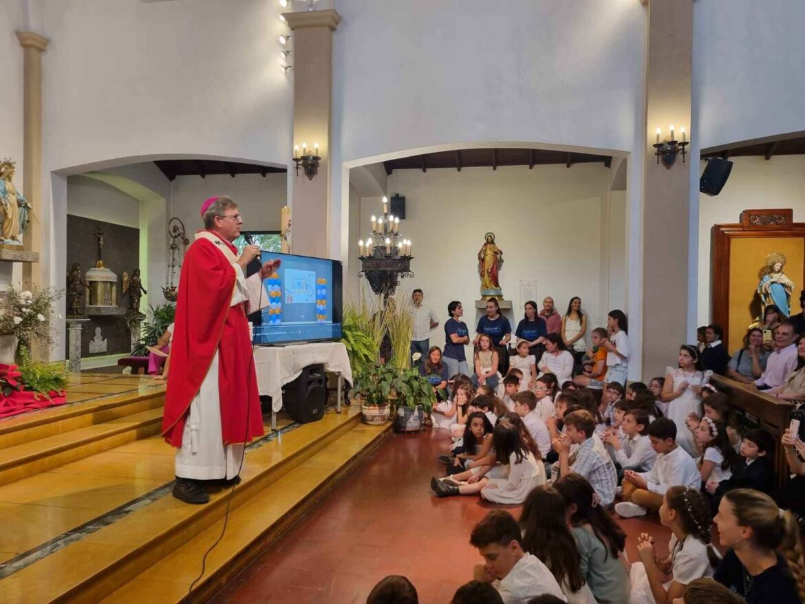 Mons. García Cuerva en la parroquia Dulcísimo Nombre de Jesús