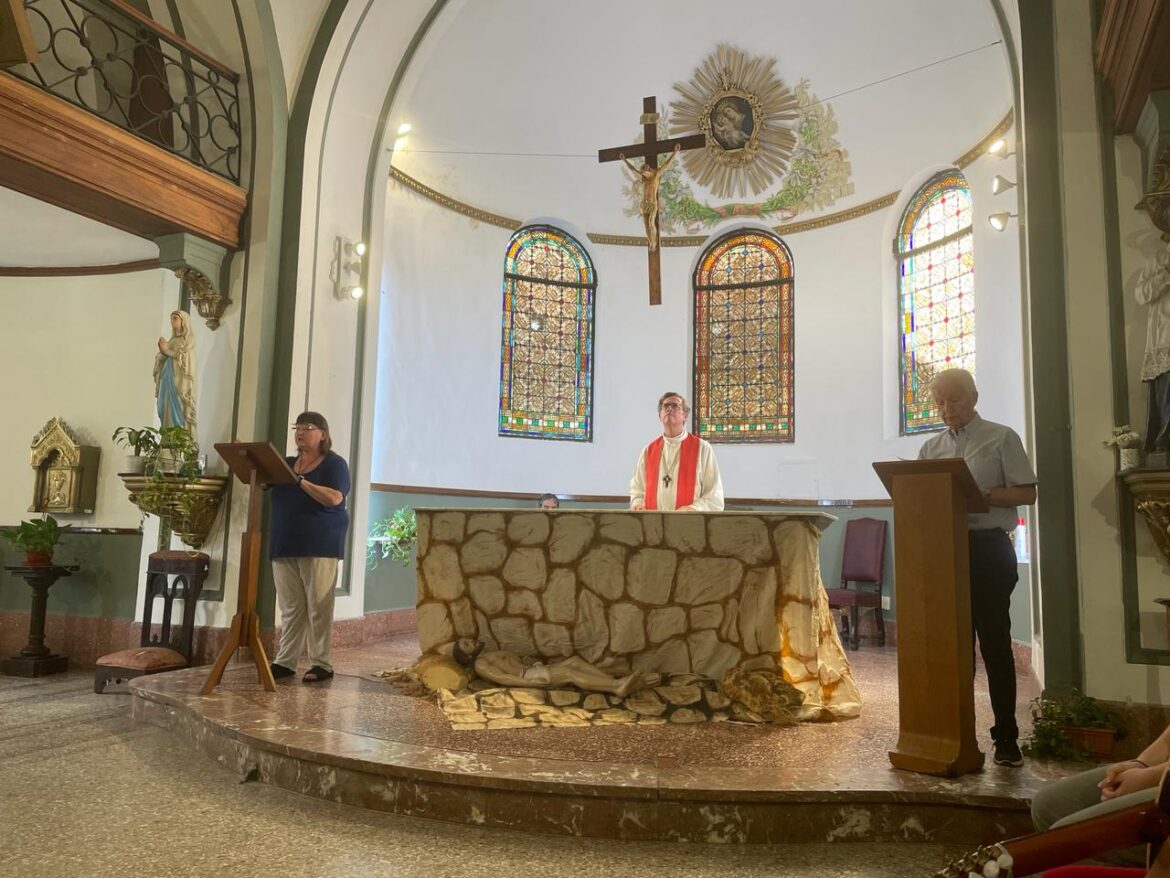 Viernes Santo: "Abrazar la cruz de los demás"