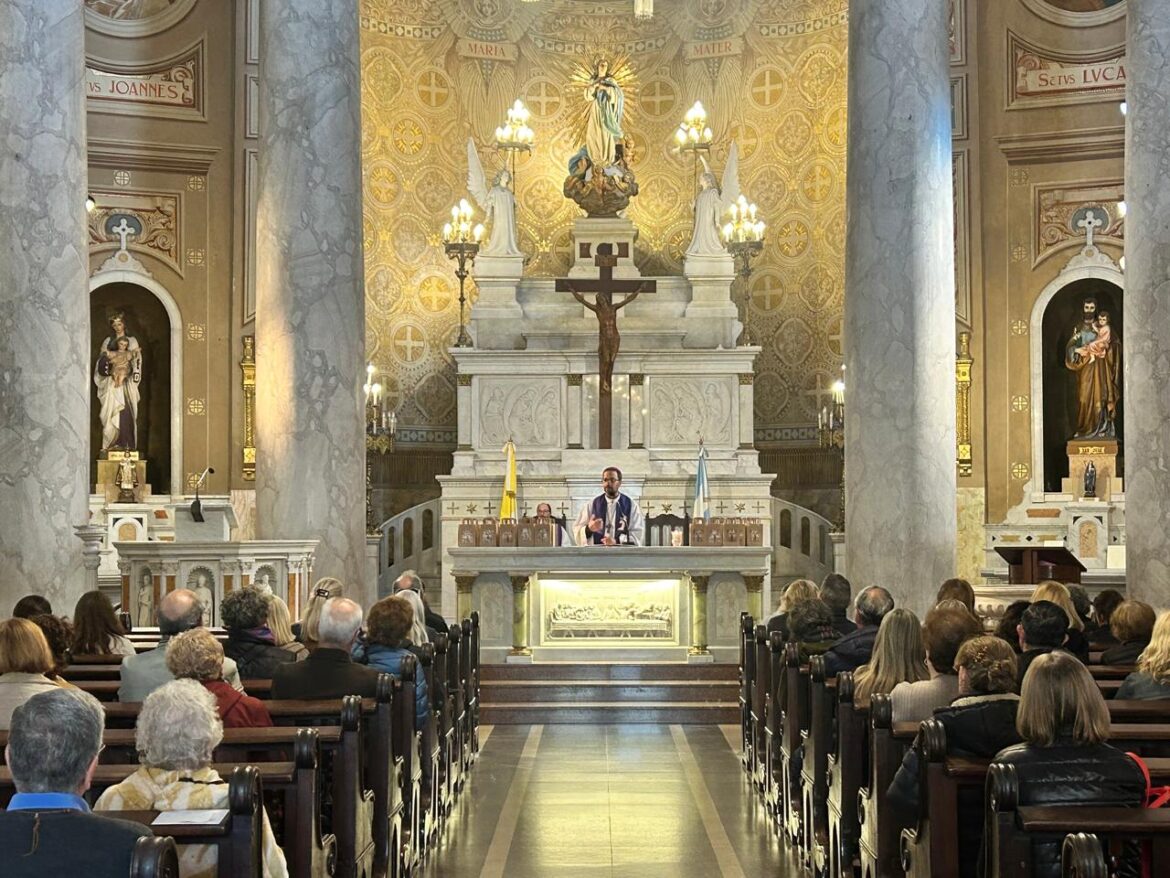 Entrega de santos óleos en el decanato de belgrano.