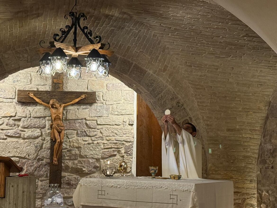 Jóvenes de la vicaría compartieron la Misa en el marco de su peregrinación por Italia.