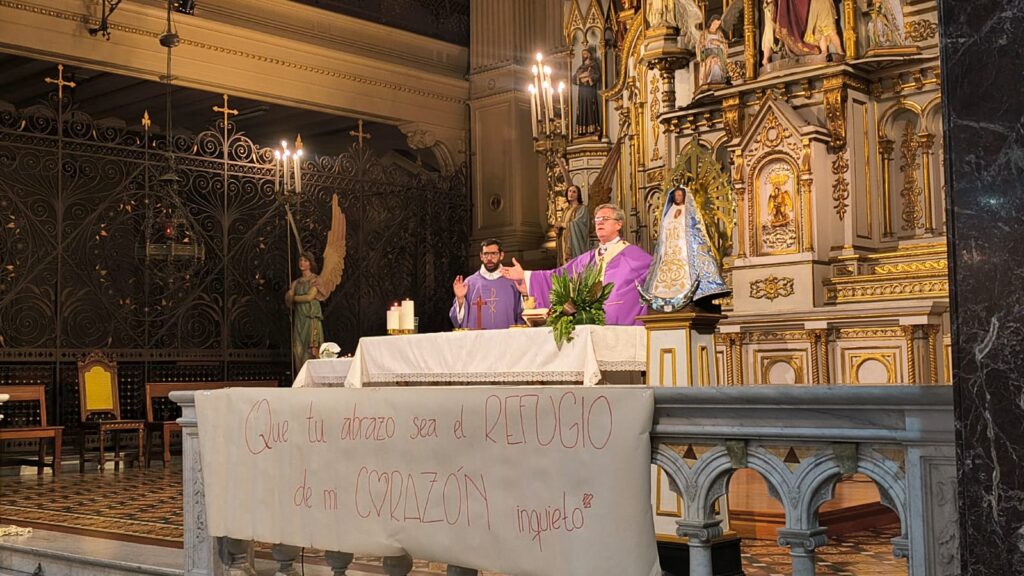 Misa en Jesús Sacramentado. 