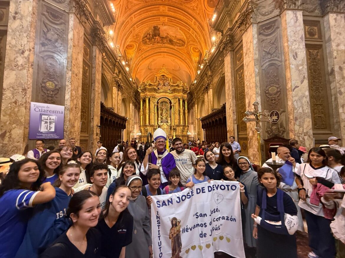 Santa Misa con la Vicaría de Educación en la Catedral Metropolitana.