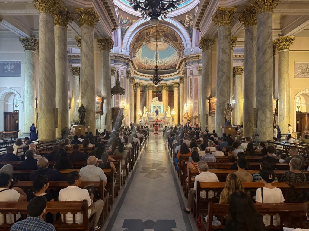 Adoración de la Cruz en Viernes Santo.
