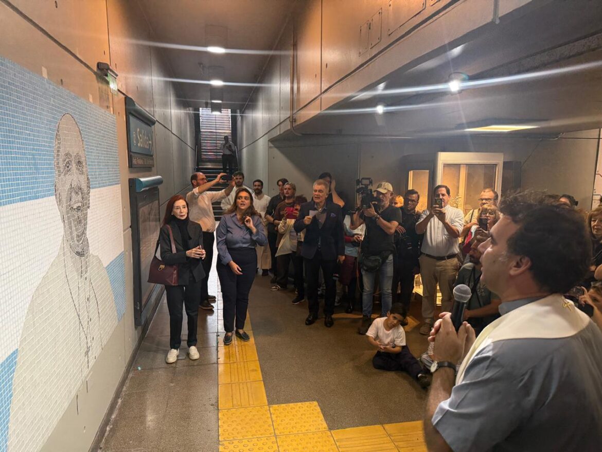 Bendición del mural Papa Francisco en la estación Flores del subte.