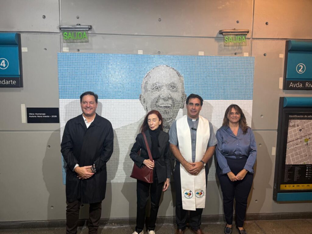 Bendición del Mural Papa Francisco en la estación Flores del subte de Buenos Aires. 