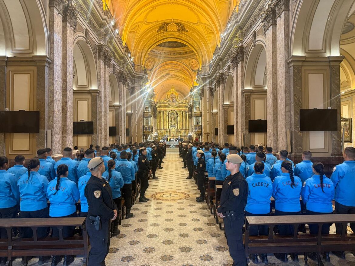 Santa Misa en la Catedral Metropolitana con la Policía de la ciudad.
