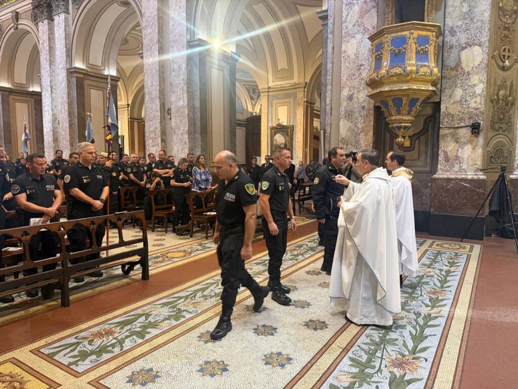 Santa Misa en la Catedral Metropolitana con la Policía de la ciudad.