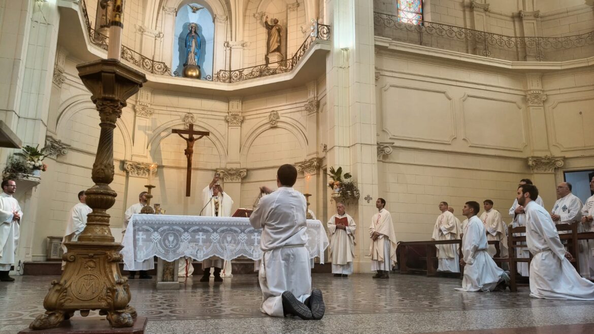Dos seminaristas recibieron el lectorado y cinco el acolitado en Devoto.