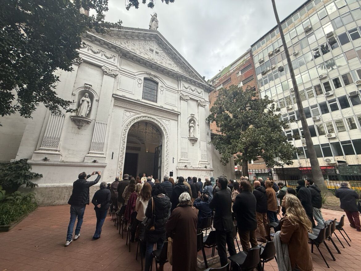 Celebración de la Santa Misa en la Iglesia Santa Catalina de Siena.