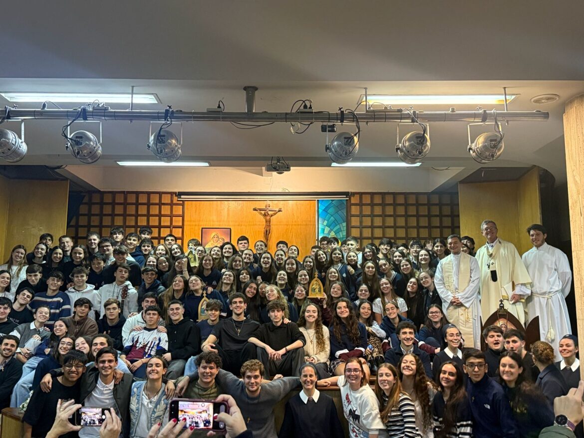 Misa de Envío Misionero en el Colegio Mater Ter Admirabilis.