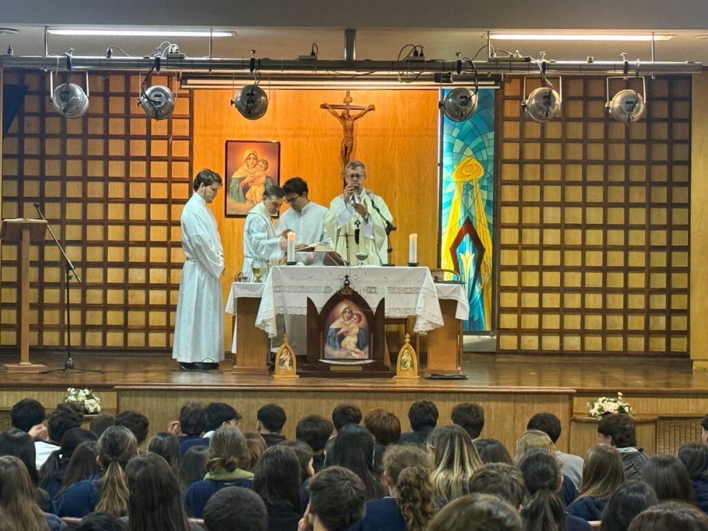Misa de Envío Misionero en el Colegio Mater Ter Admirabilis.