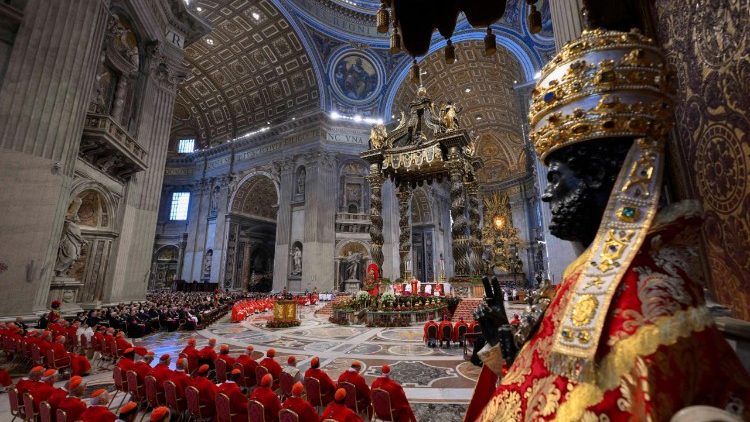 Santa Misa con motivo de la solemnidad de San Pedro y San Pablo, con la bendición y la imposición de los palios a los nuevos arzobispos metropolitanos (@Vatican Media).
