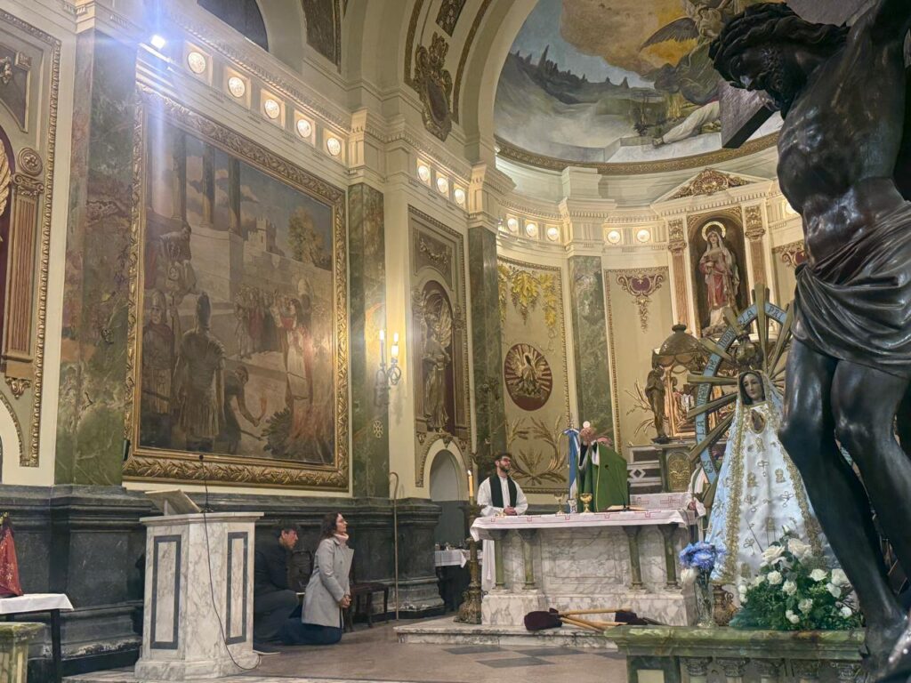Santa Misa y bendición de la Cúpula en Santa Lucía de Barracas. 