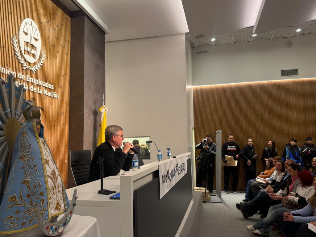 Mons. García Cuerva disertando en la jornada de No más chicos descartables.