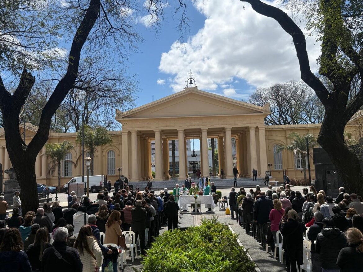 Santa Misa en el cementerio de Chacarita en el día de la madre.